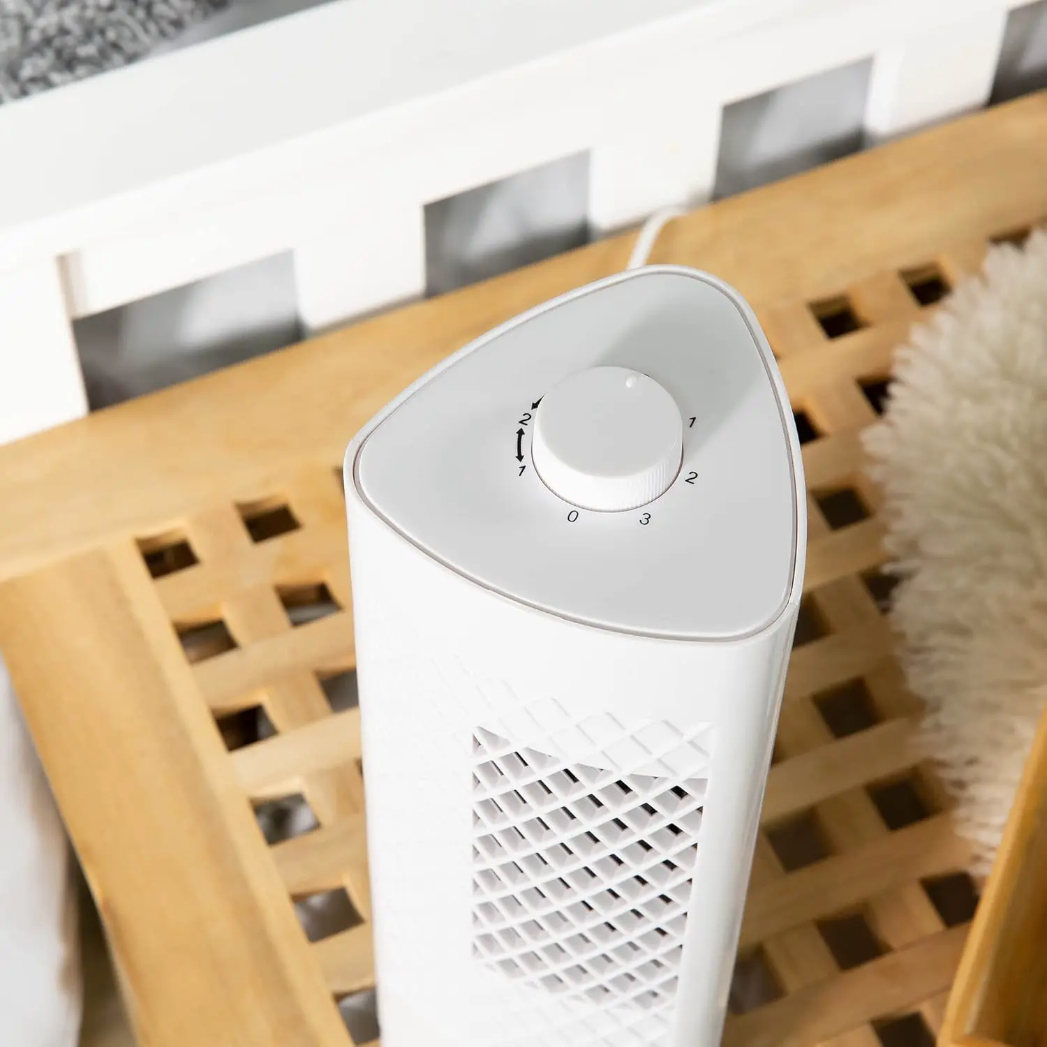 Russell Hobbs RHTF1321 Mini-Turmventilator, leicht, 33 cm, tragbar, 3 Geschwindigkeiten, 75° Schwenkwinkel, kräftiger Luftstrom, leise im Betrieb, weiß vue 4